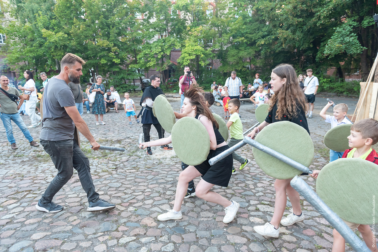 Детские бои на мечах